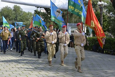 Колонны десантников прошли по улицам городов